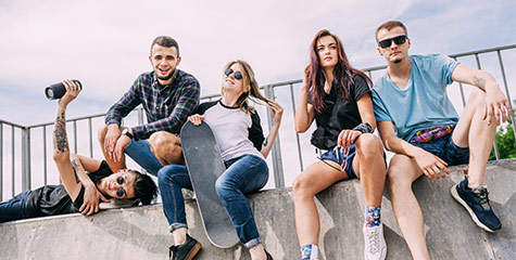 betekenis van straattaal uitgebeeld door 5 jongeren die met skateboard op half pipe zitten
