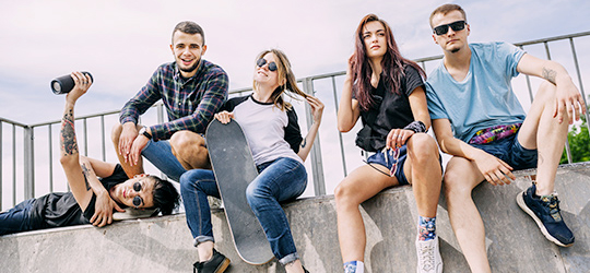 betekenis van straattaal uitgebeeld door 5 jongeren die met skateboard op half pipe zitten