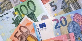 betekenis van afkorting notk uitgebeeld met geld eurobiljetten 100 50 20 en 5 euro
