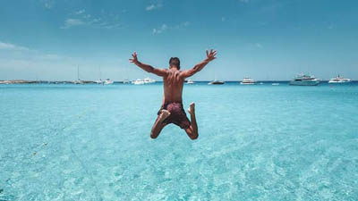 Betekenis Catalaans uitgebeeld door man die zee in springt