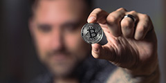 bitcoin betekenis uitgebeeld door fysieke bitcoin munt