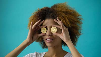 bitcoin betekenis uitgebeeld door fysieke bitcoin munten