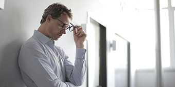 betekenis van design thinking uitgebeeld door denkende man met bril