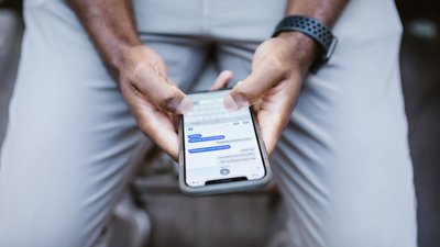 Chatberichten typen op een telefoon